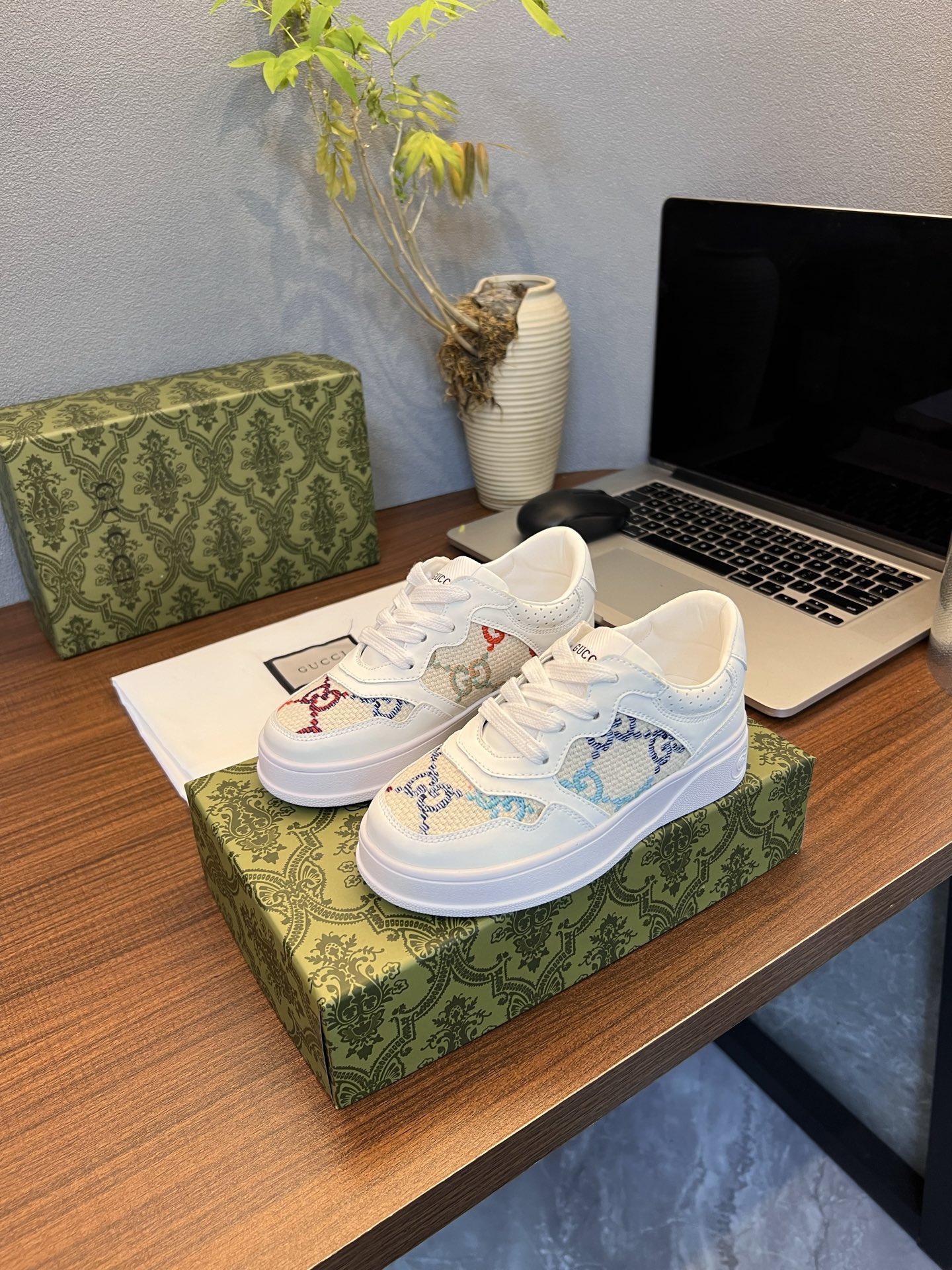 Children's shoes child